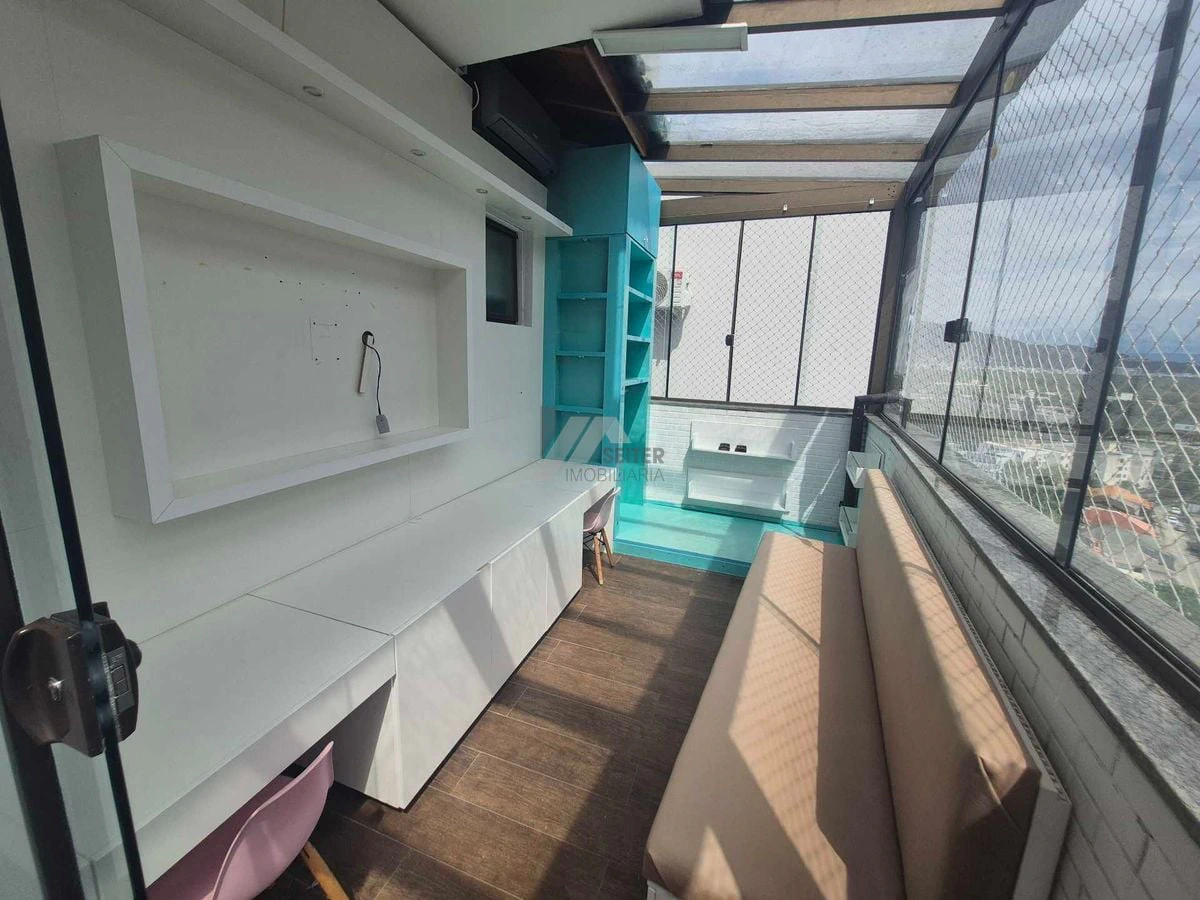 Balcony with a grill in a 3-bedroom apartment, 142 m² — photo 7