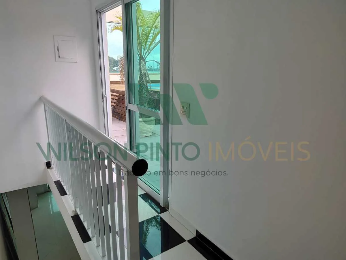 Balcony with a grill in a 2-bedroom apartment, 172 m² — photo 19