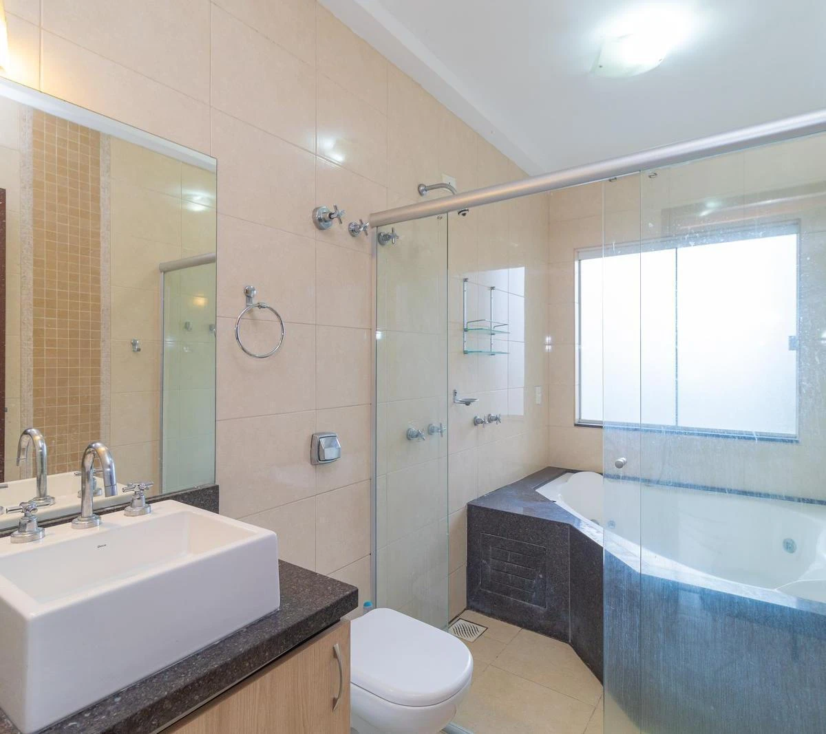 180 m² house with a home office and a bathtub — photo 29