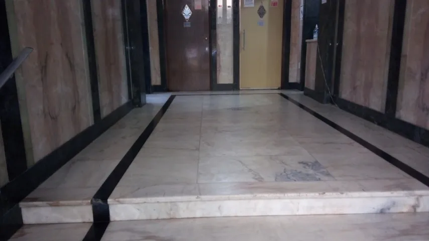 Unfurnished 1-bedroom apartment with separate kitchen — photo 9
