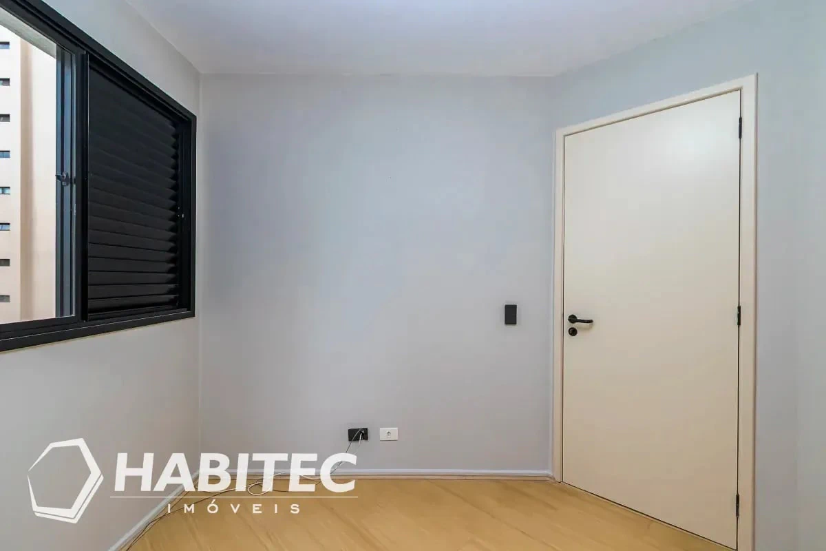 3-bedroom apartment with wood or laminate floors — photo 24