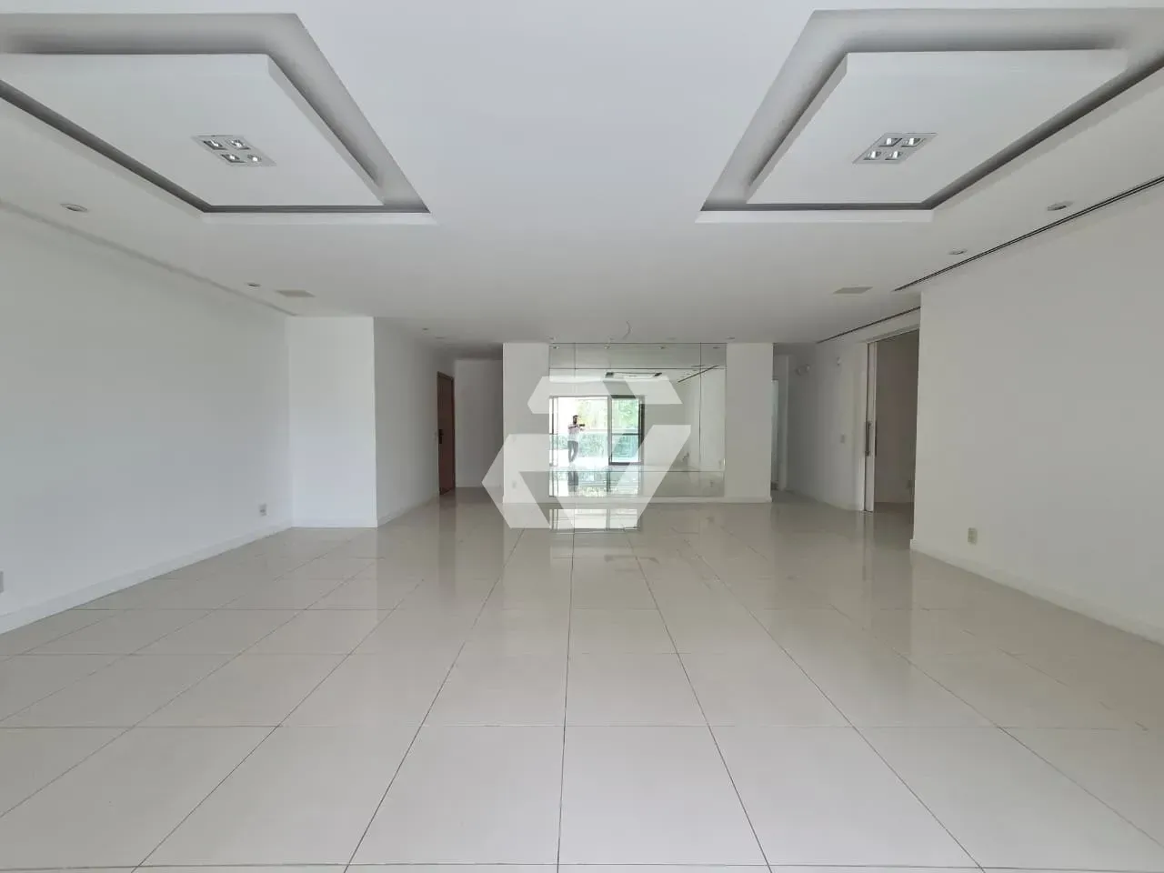 4-bedroom apartment with an enclosed glass balcony — photo 2