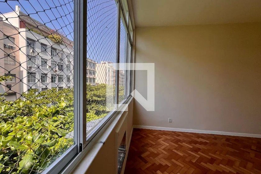 Wood or laminate floors in a 2-bedroom apartment, 80 m² — photo 9