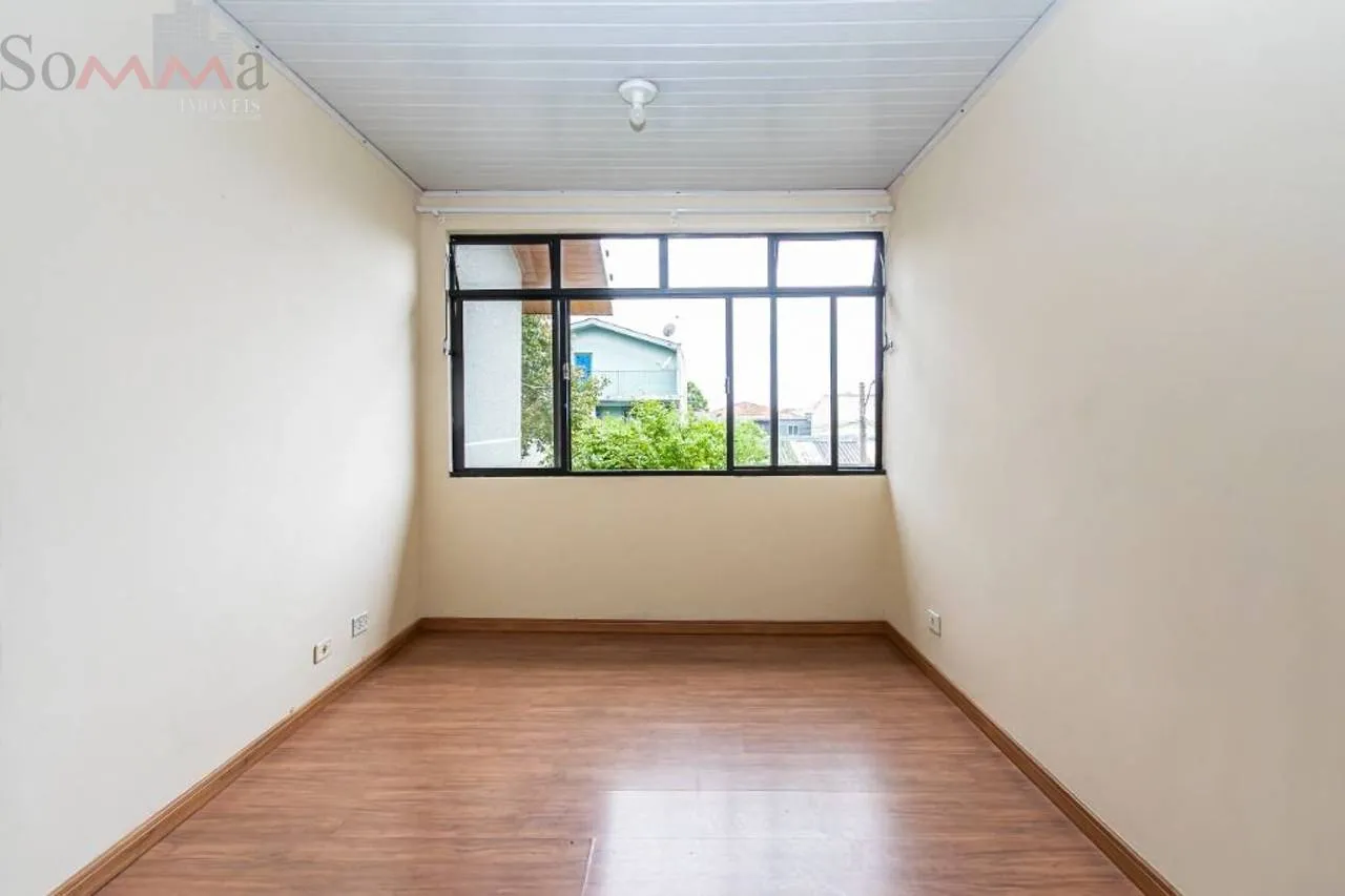 2-bedroom apartment with wood or laminate floors — photo 6