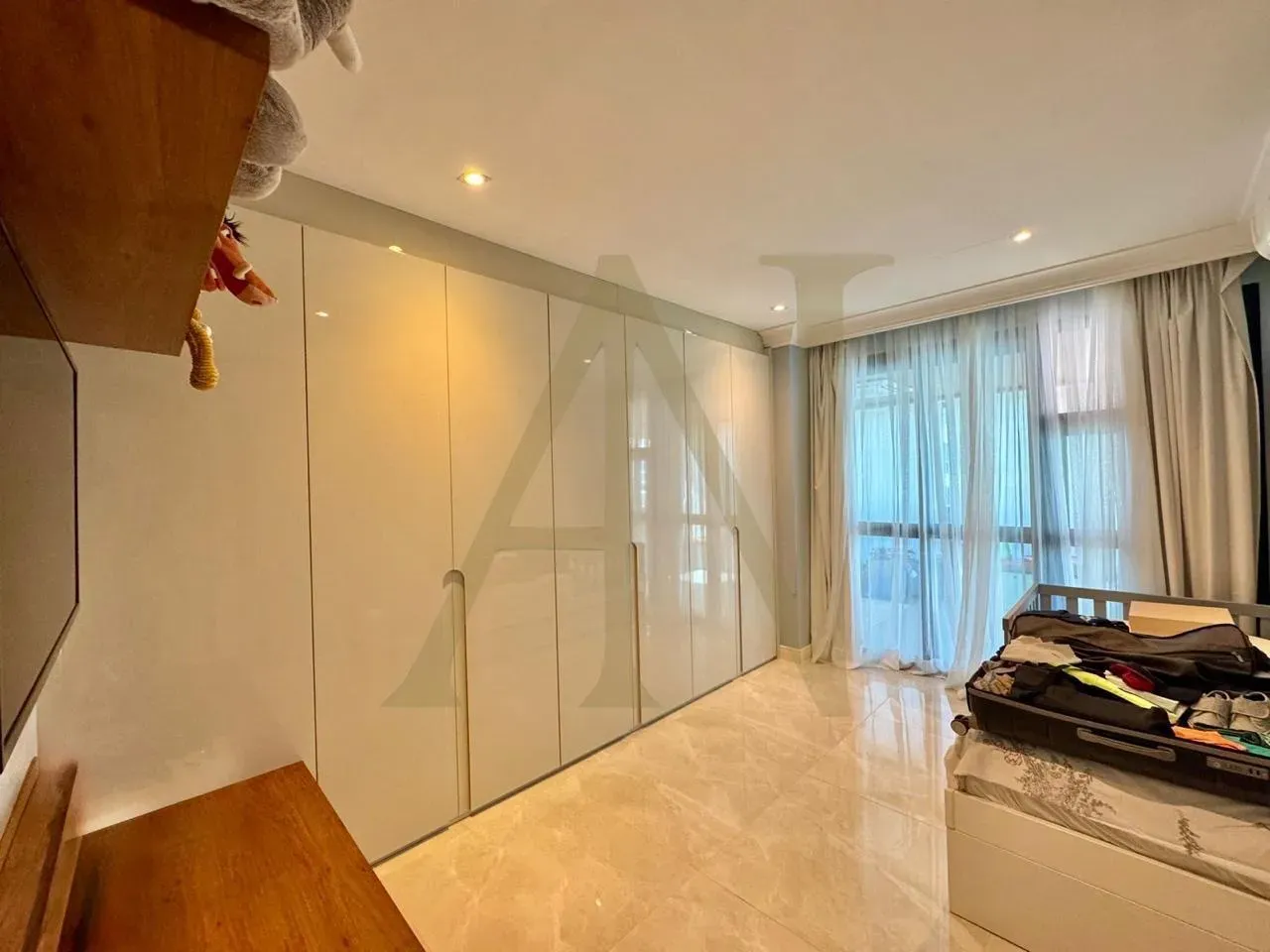 Furnished apartment with 4 bedrooms and 5 bathrooms — photo 17