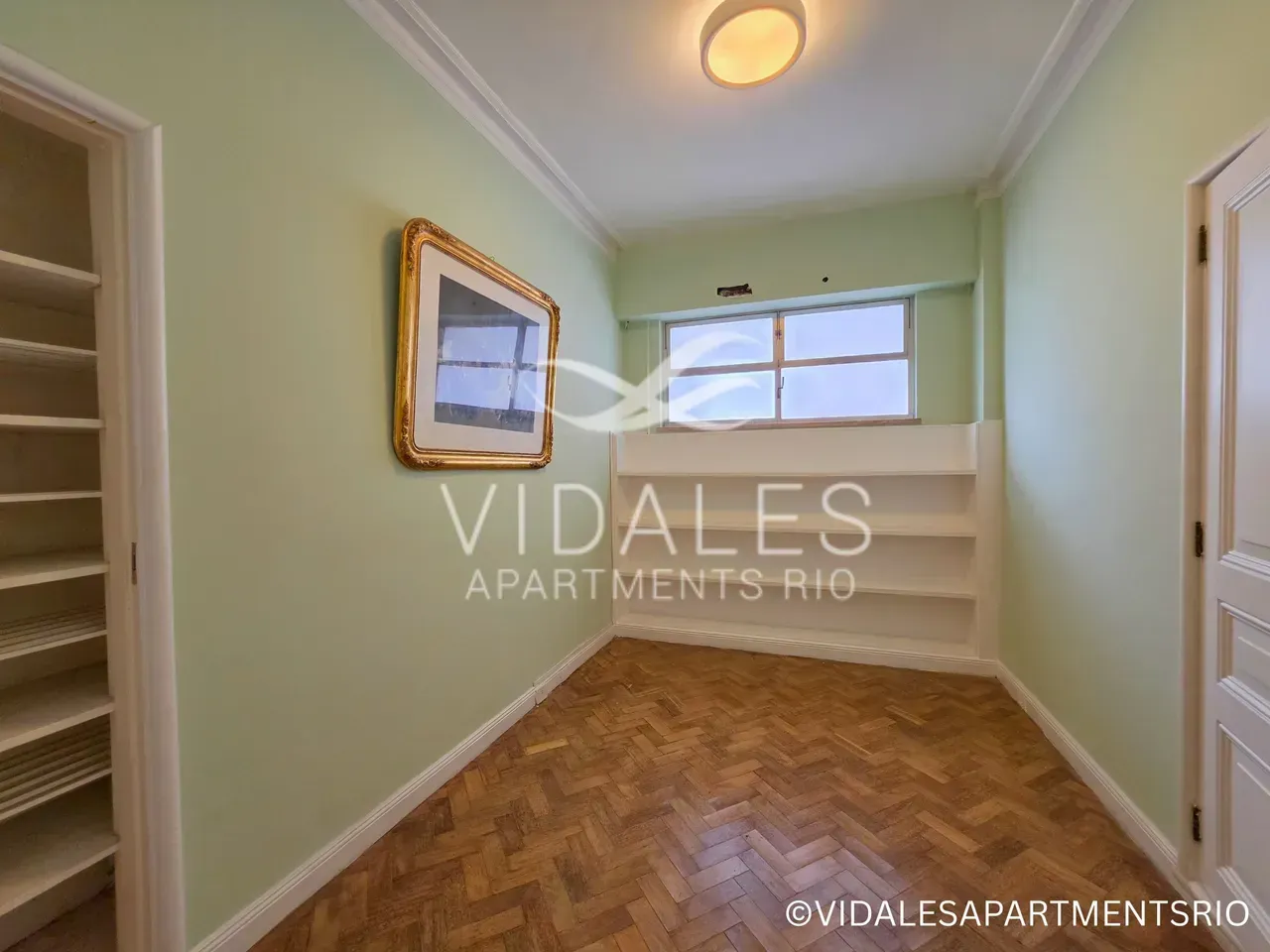 Unfurnished 4-bedroom apartment with a glassed-in balcony — photo 3