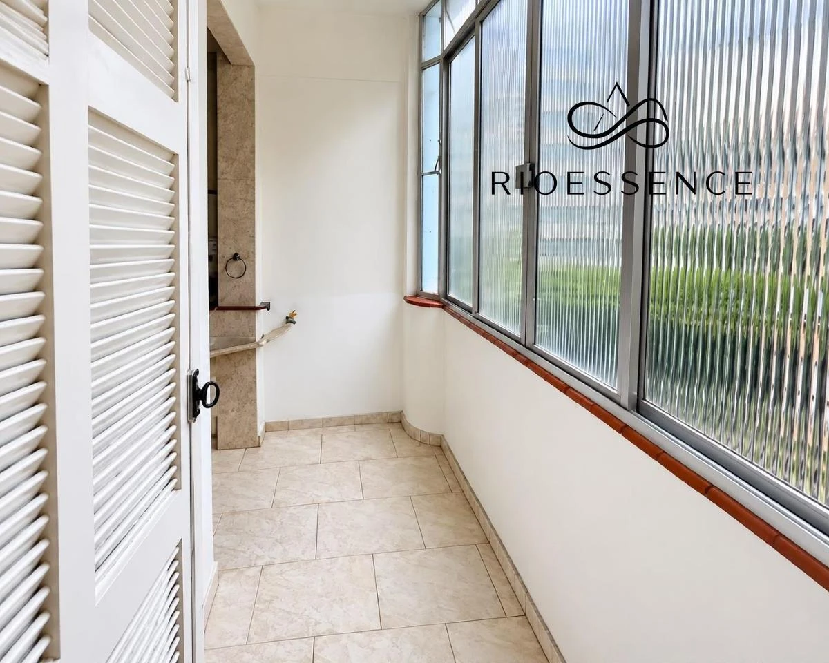 Glass-enclosed balcony in a one-bedroom apartment, 48 m² — photo 17