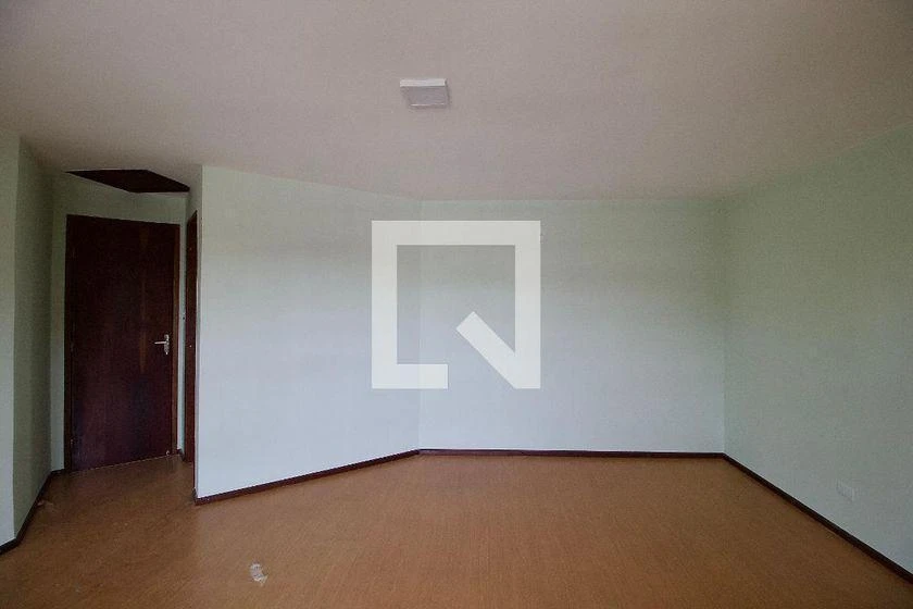 4-bedroom house with wood or laminate floors in Curitiba — photo 16