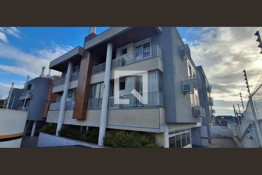 3-bedroom apartment in a building with a pool — photo 37