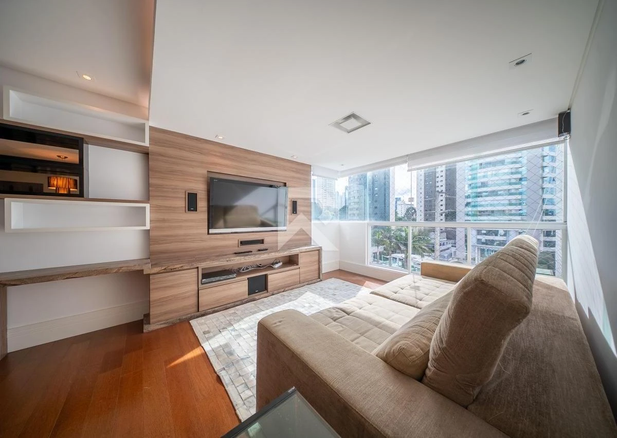 192 m² apartment with floor-to-ceiling windows and a bathtub — photo 33