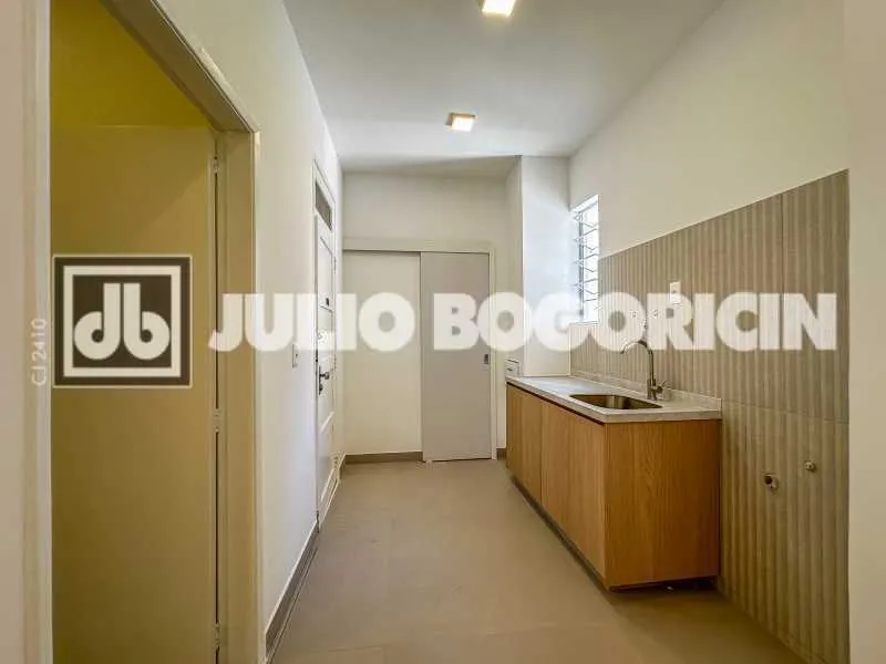 Walk-in closet in a 3-bedroom apartment, 110 m² — photo 23