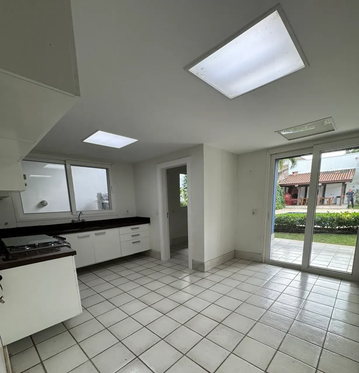 Linear house with 5 bedrooms and 5 bathrooms, separate kitchen — photo 4