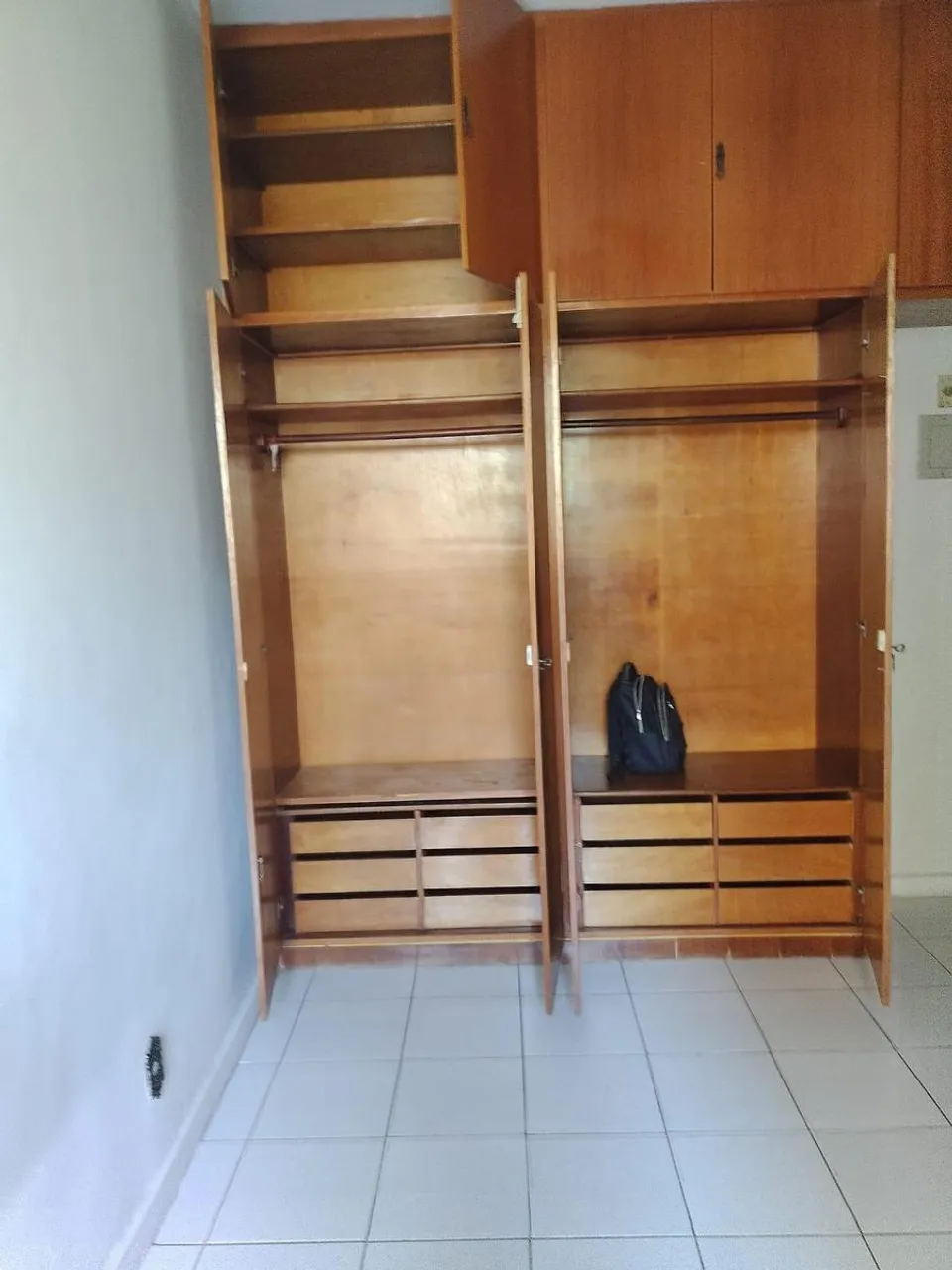 Studio with kitchenette and glass shower enclosure — photo 16