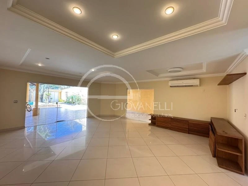 Casa com 4 quartos, 4 banheiros e 302 m²