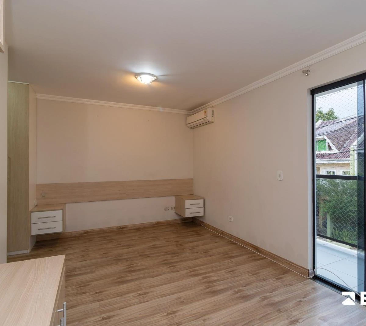 Balcony with a grill in a 3-bedroom house, 118 m² — photo 8