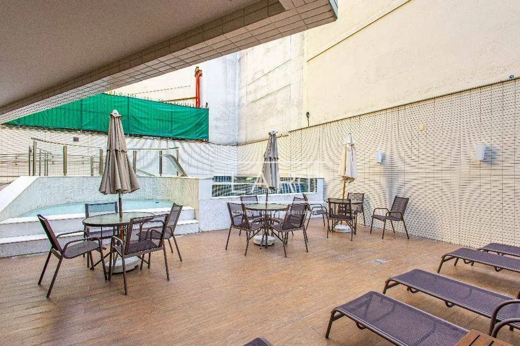 Apartamento com 2 dormitórios e varanda de vidro — photo 40