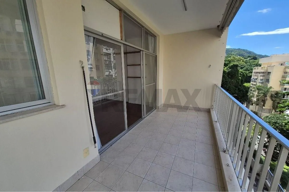 3-bedroom apartment with a mountain view in Rio de Janeiro — photo 24