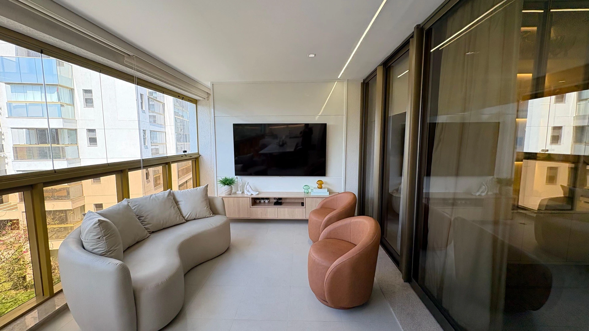 Jacuzzi in a 5-bedroom apartment, 217 m² — photo 47