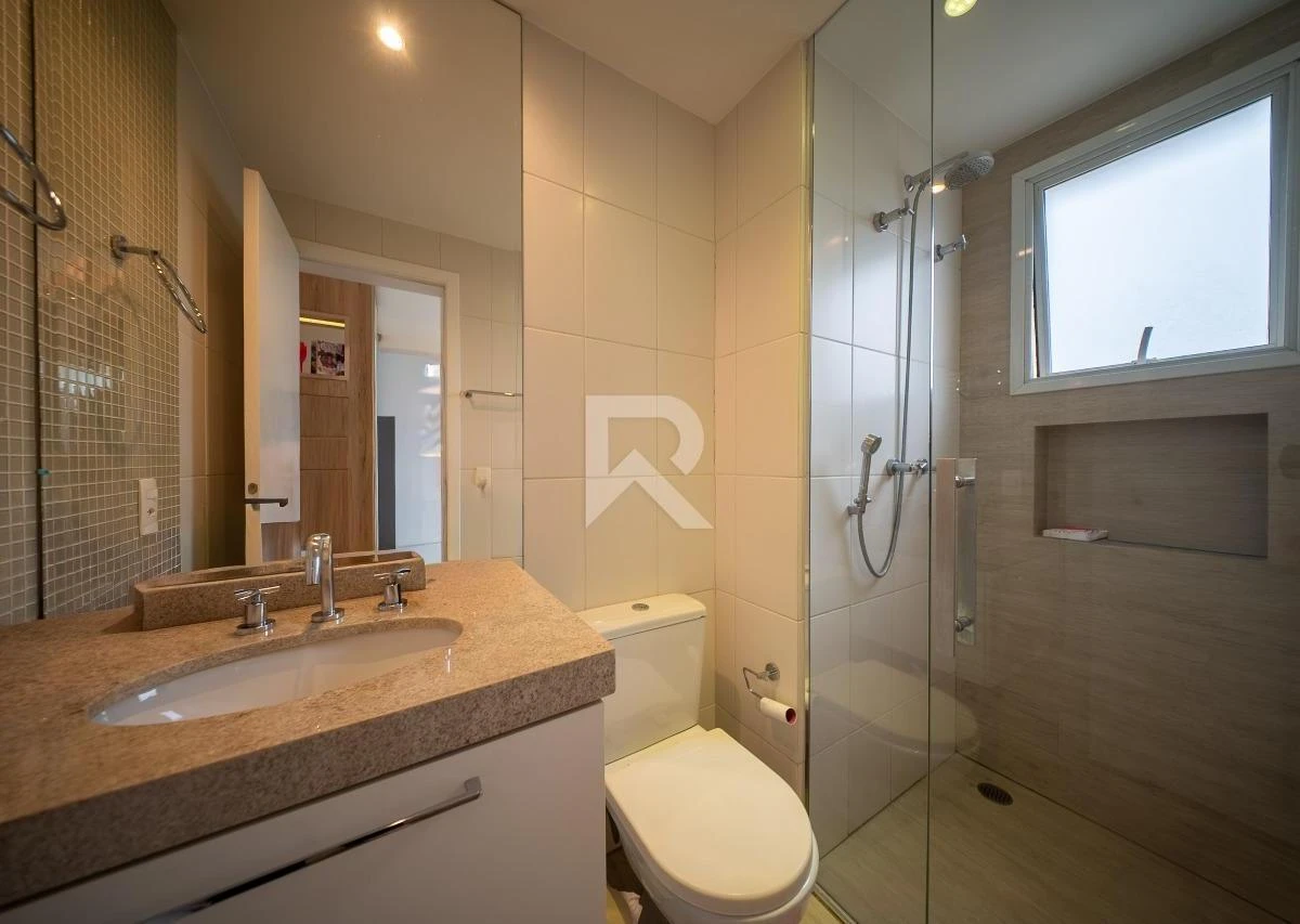 Glass-enclosed balcony in a 3-bedroom apartment, 166 m² — photo 10
