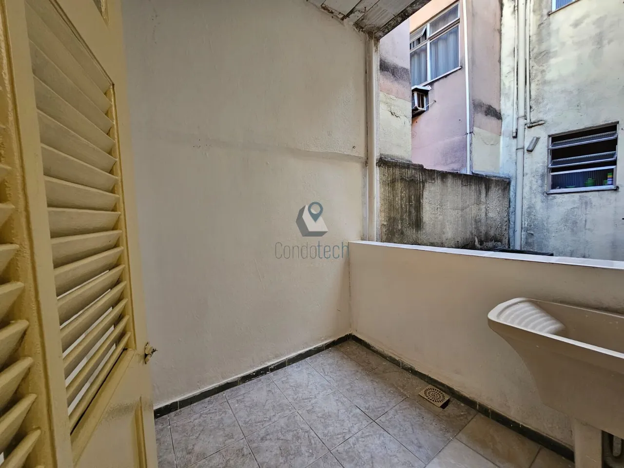 Apartamento de 2 quartos com piso de madeira ou laminado — photo 7
