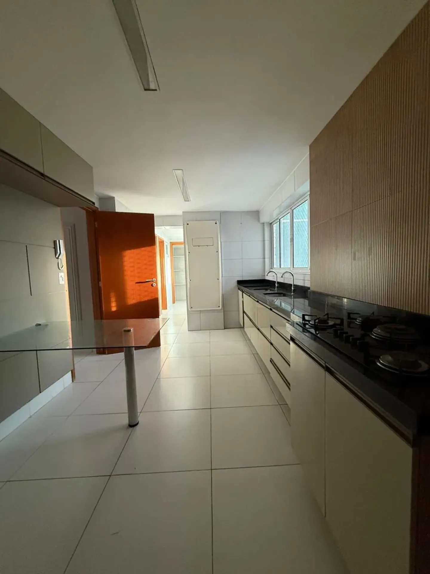 4-bedroom apartment with a glass-enclosed balcony — photo 2