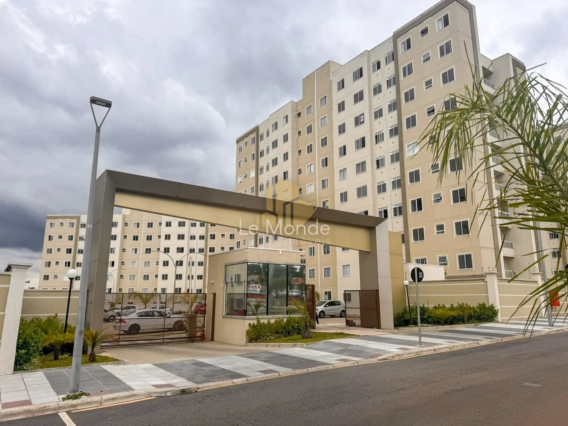 2-bedroom apartment with open-plan kitchen and gas stove