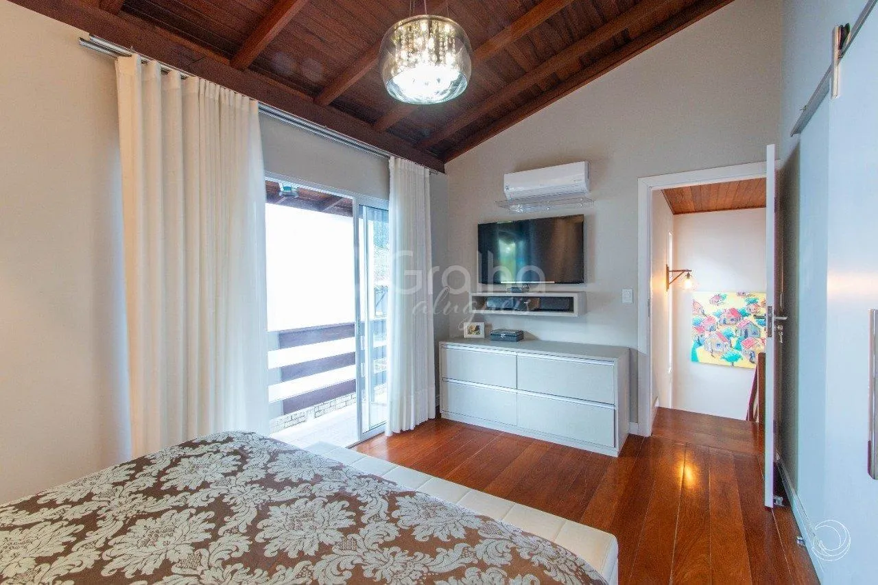 5-bedroom house with a fireplace in Florianópolis — photo 10
