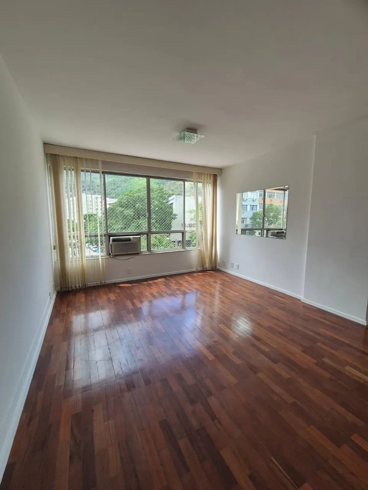 140 m² apartment with a bathtub and a home office — photo 6