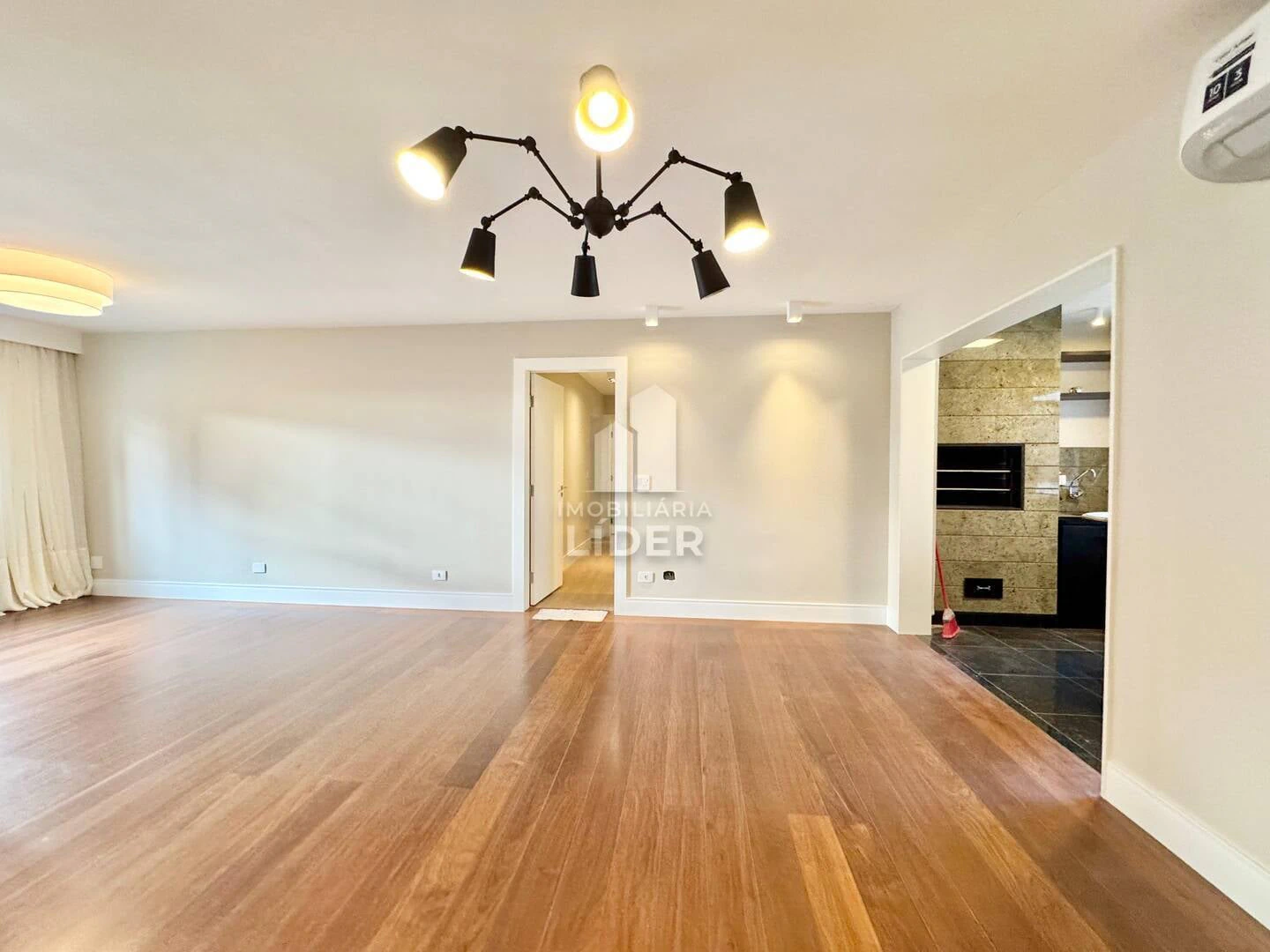 Apartment with 4 bedrooms and 3 parking spots, balcony — photo 14
