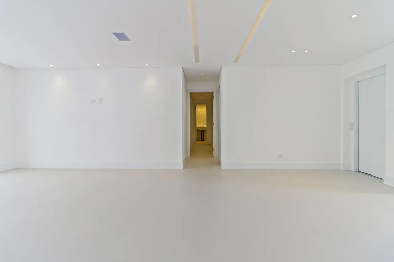 Balcony with a grill in a 4-bedroom apartment, 158 m² — photo 23
