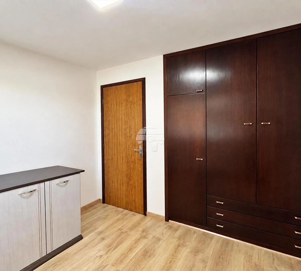 3-bedroom apartment with wood or laminate floors in Curitiba — photo 8