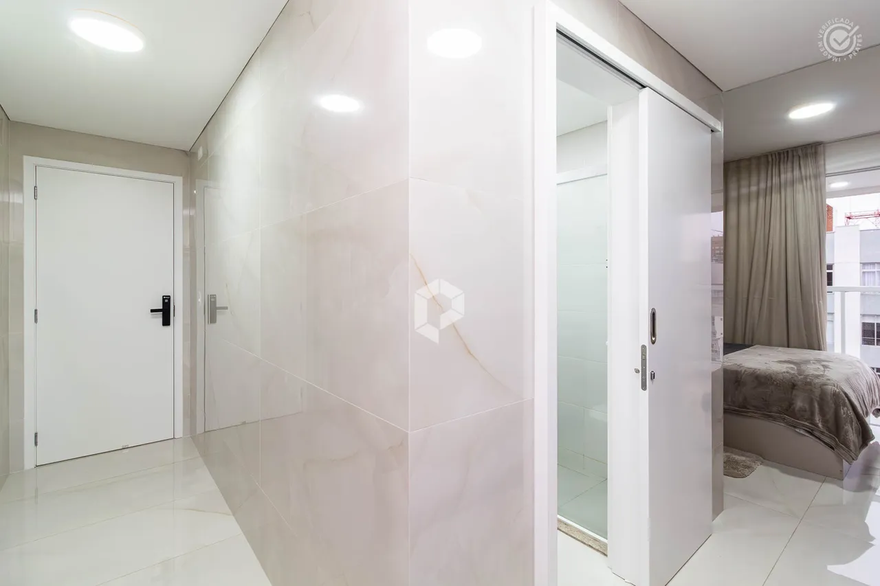 Furnished 1-bedroom apartment with enclosed balcony — photo 3