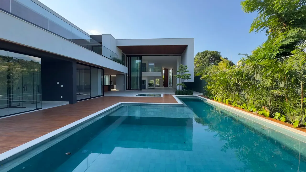 House with 5 bedrooms and floor-to-ceiling windows — photo 10