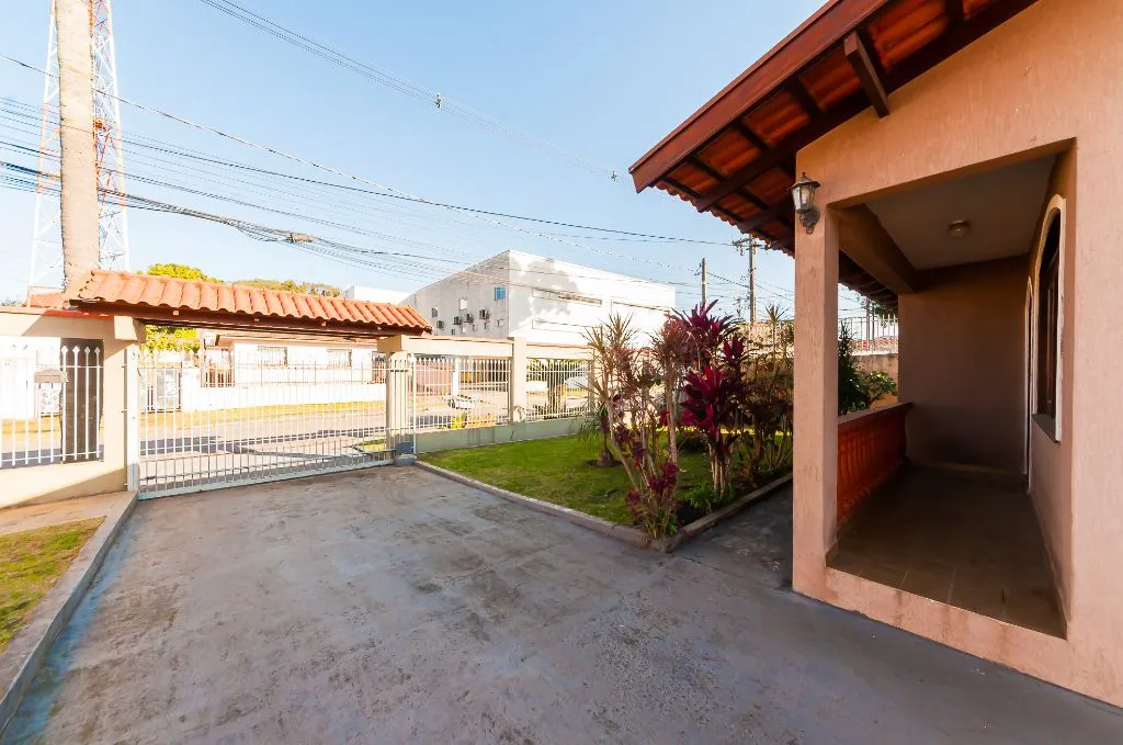 3-bedroom house with a bathtub in Curitiba — photo 38