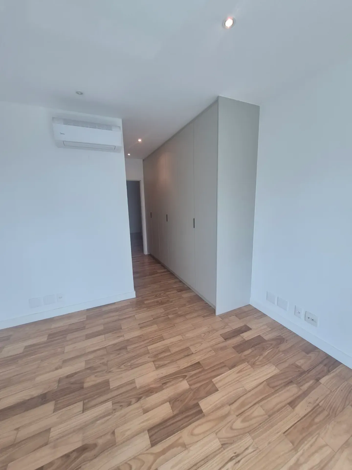 Furnished apartment with 5 bedrooms and shared pool area — photo 37