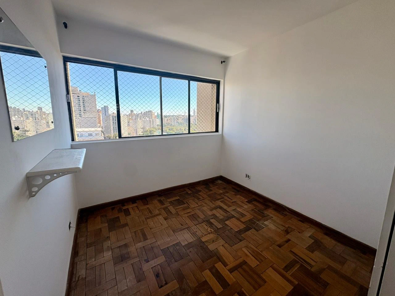 Wood or laminate floors in a 2-bedroom apartment, 86 m² — photo 8