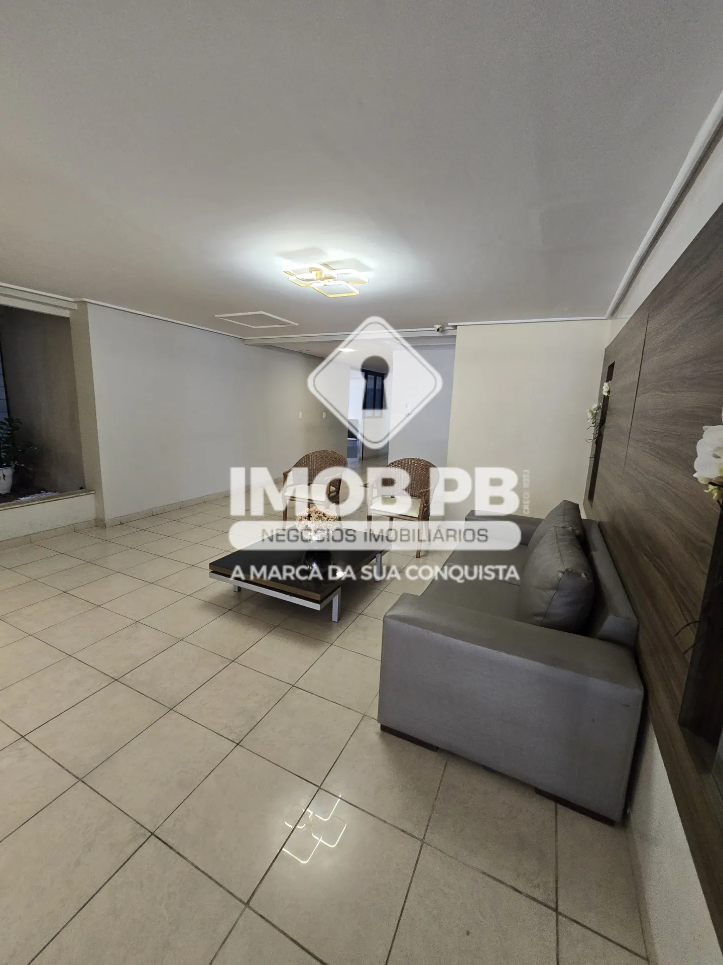 1st-floor apartment with 3 en-suite bedrooms and 2 parking