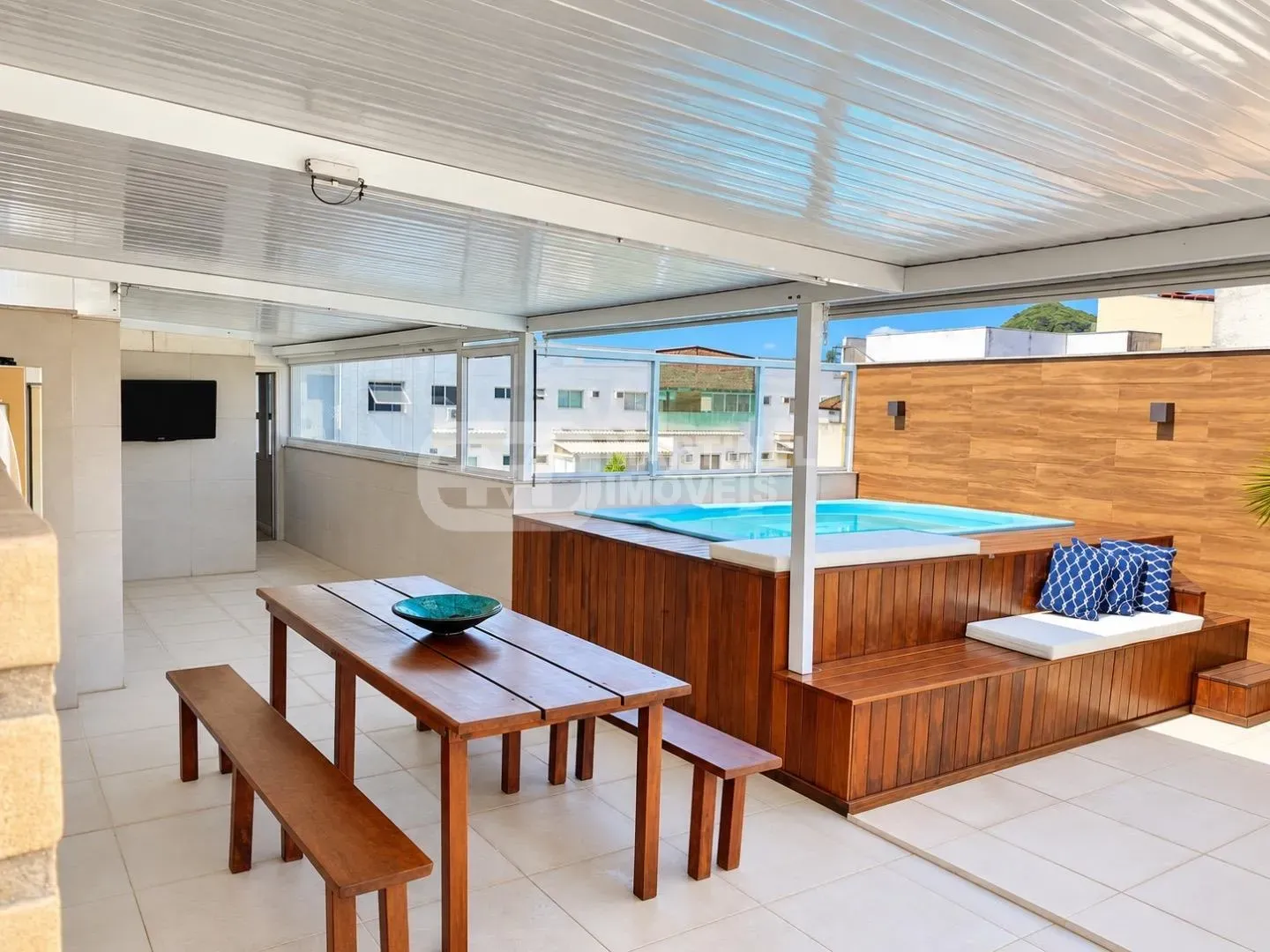 Balcony with a grill in a 3-bedroom apartment, 264 m² — photo 6