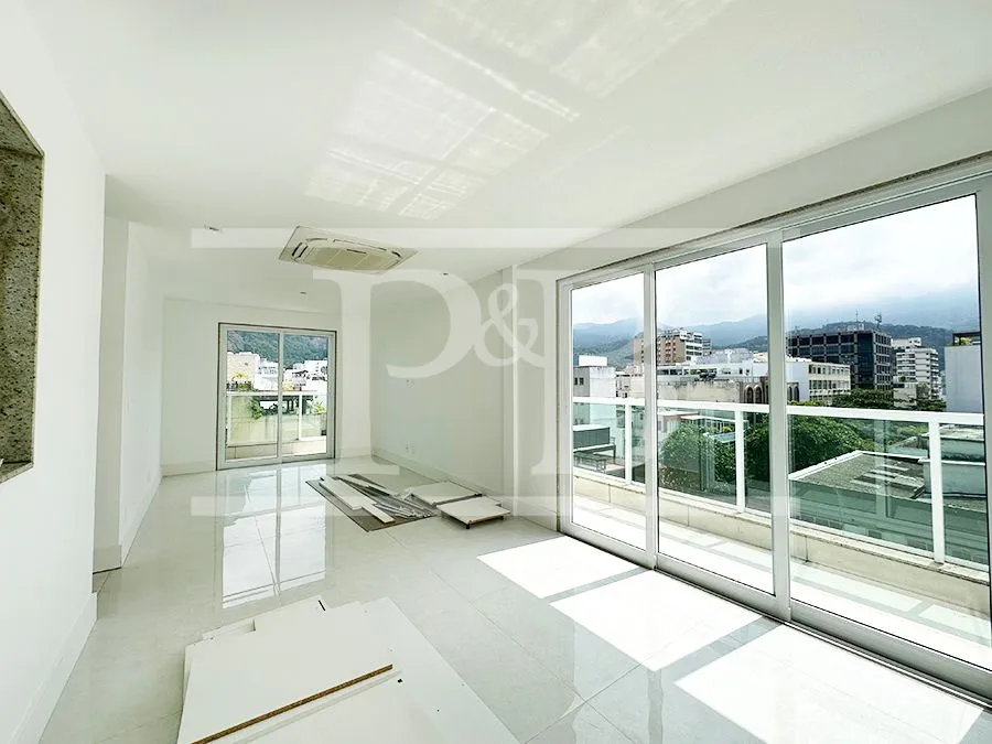 4-bedroom apartment with an enclosed glass balcony — photo 21