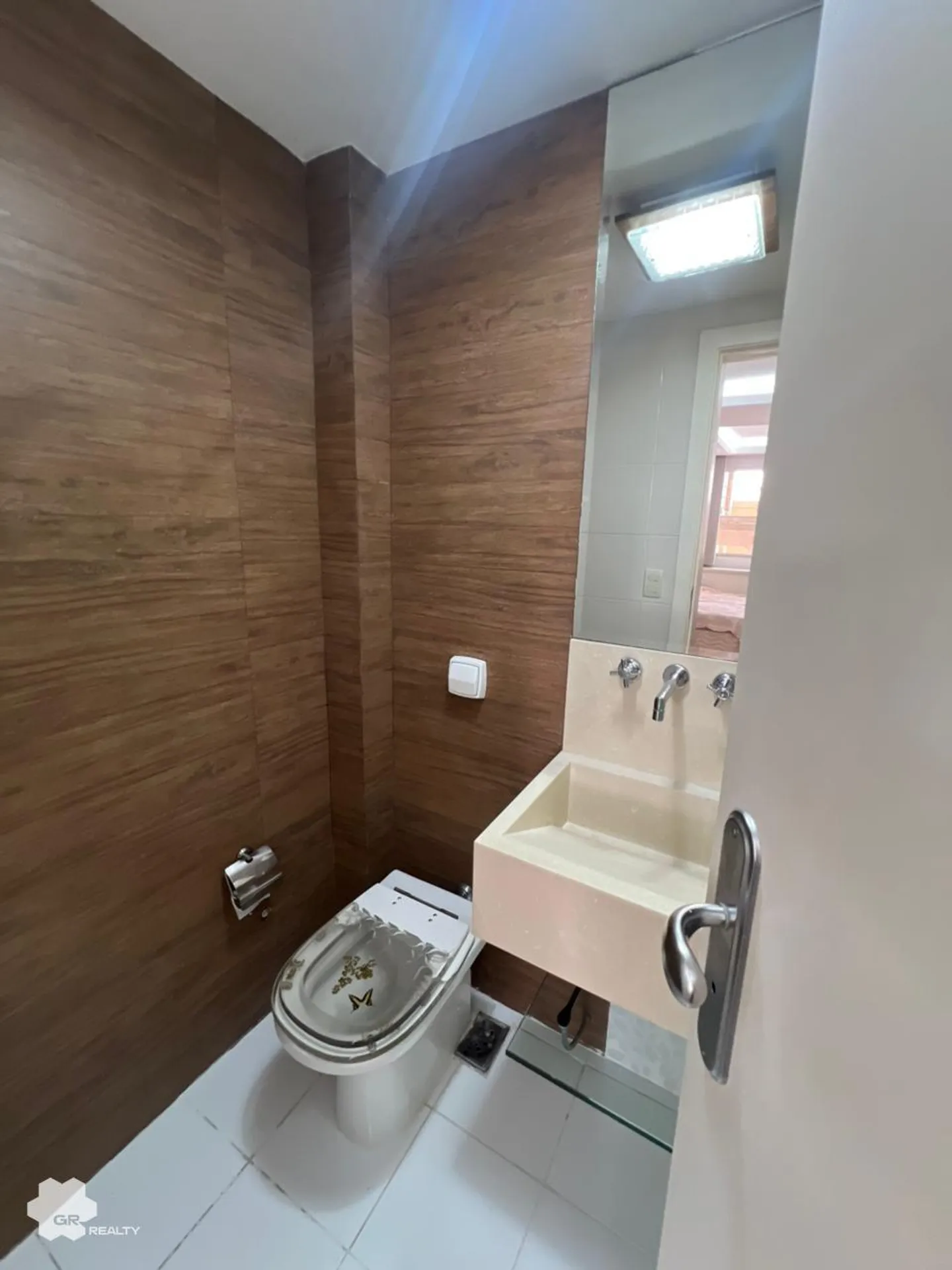 House with 6 en-suite bedrooms and 468 m² of space — photo 53
