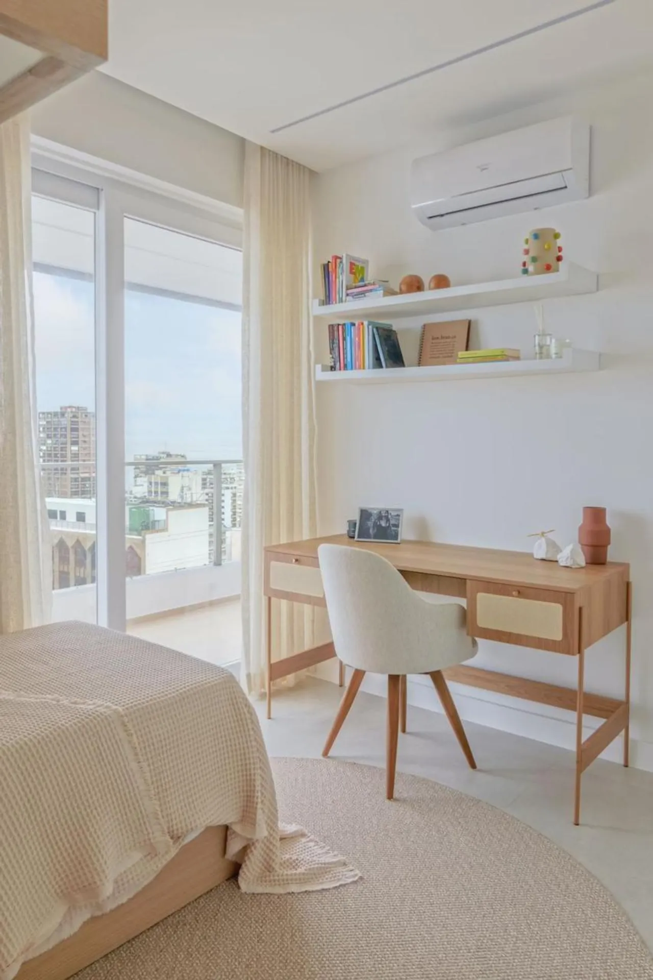 Furnished apartment, 80 m², with floor-to-ceiling windows — photo 17