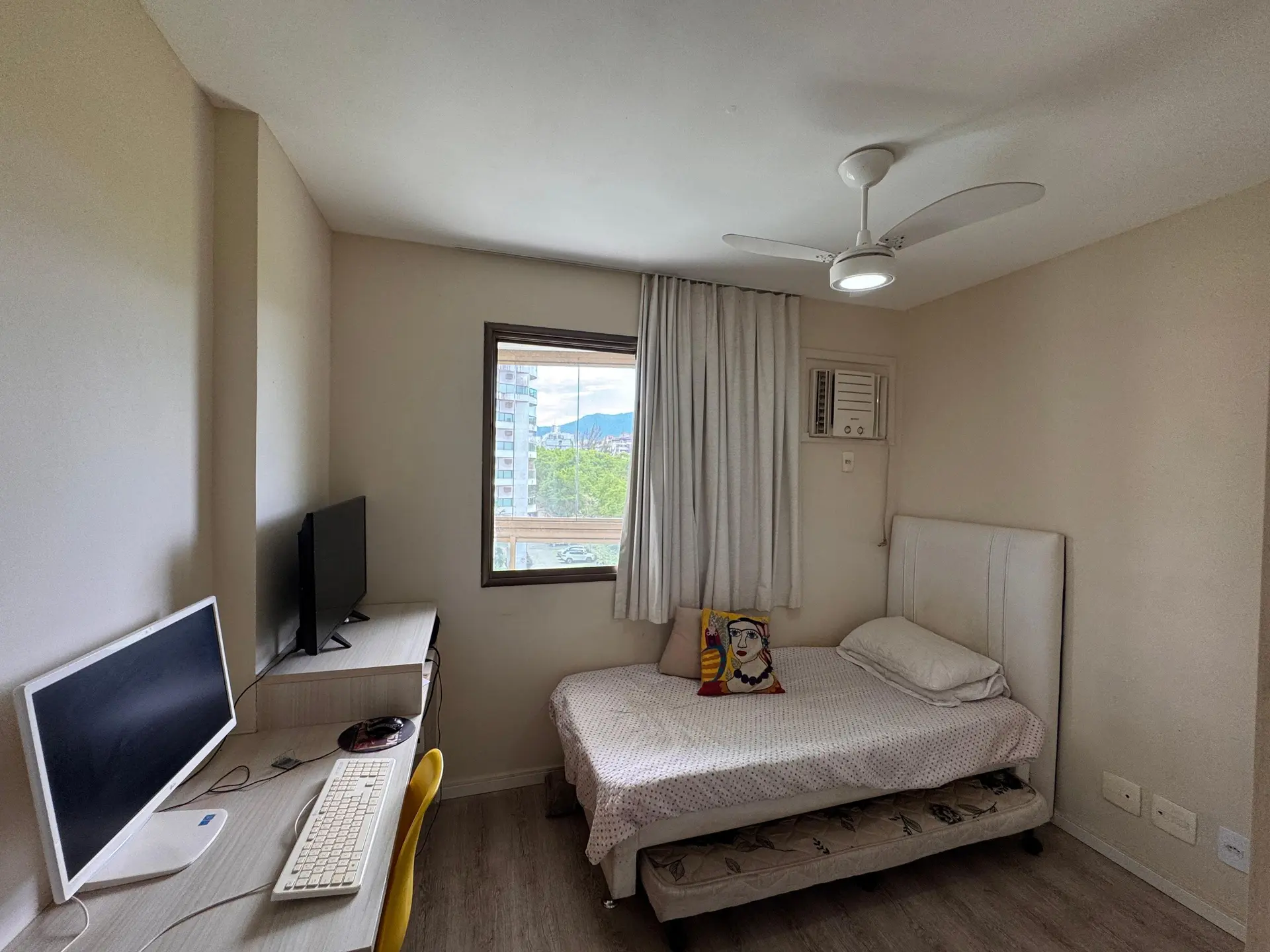 Glass-enclosed balcony in a 3-bedroom apartment, 96 m² — photo 8