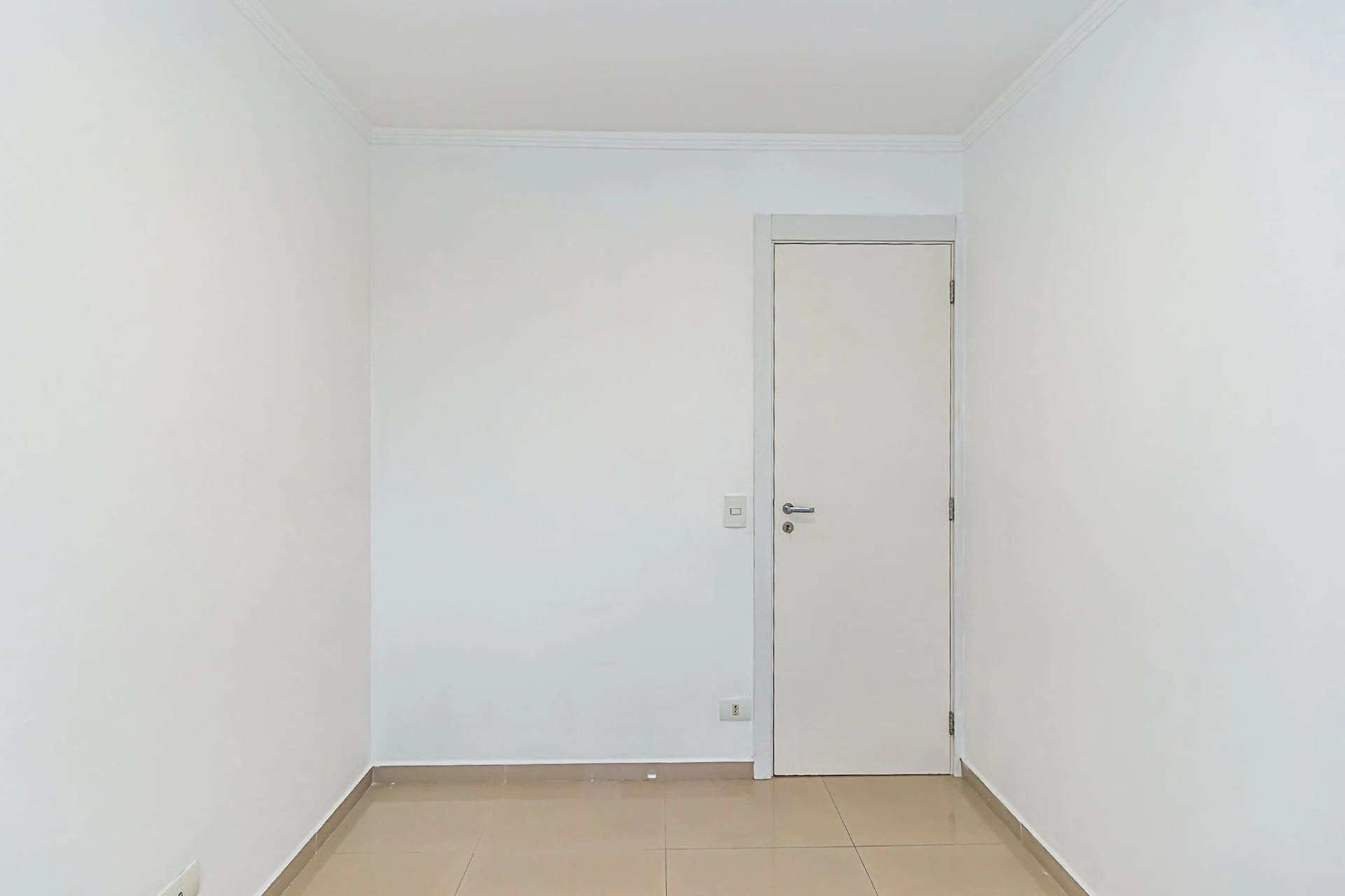 3-bedroom apartment in a building with a pool — photo 23