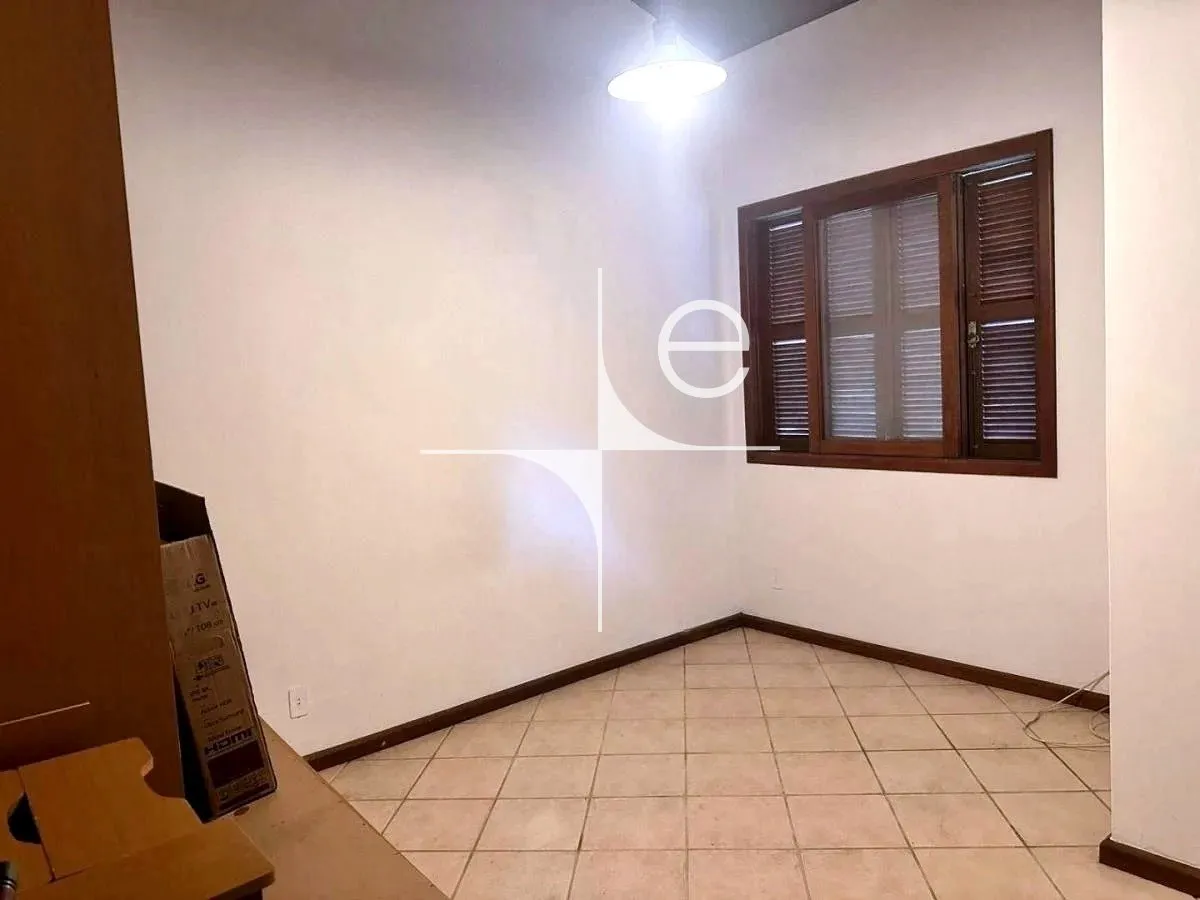 House with 3 bedrooms and 5 bathrooms, 481 m² — photo 13