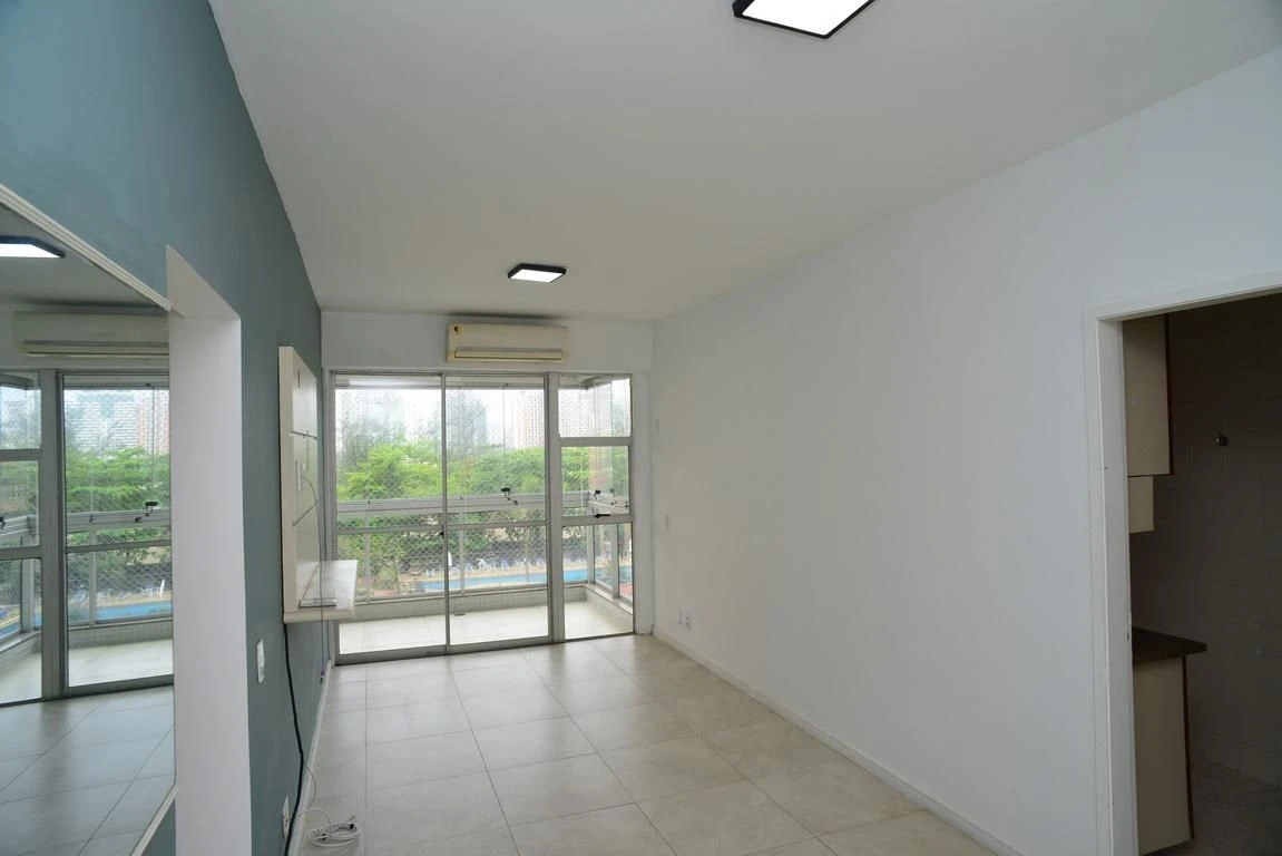 Rental apartment with 2 bedrooms and a glass balcony — photo 9
