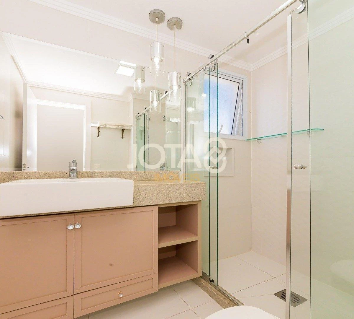 Furnished 155 m² apartment with 3 bedrooms and 1 en-suite — photo 8