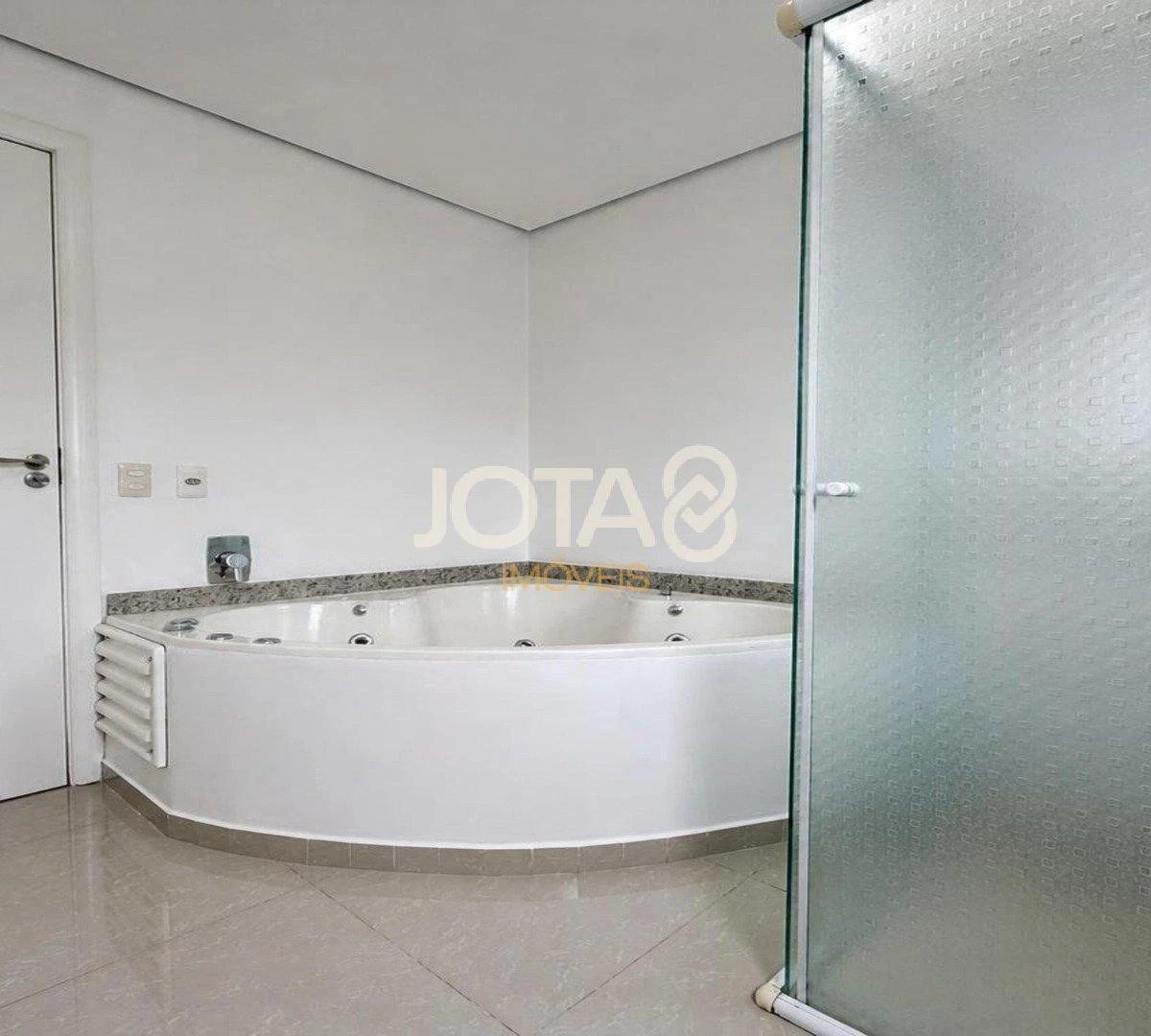 4-bedroom house with a glass-enclosed balcony in Curitiba — photo 35