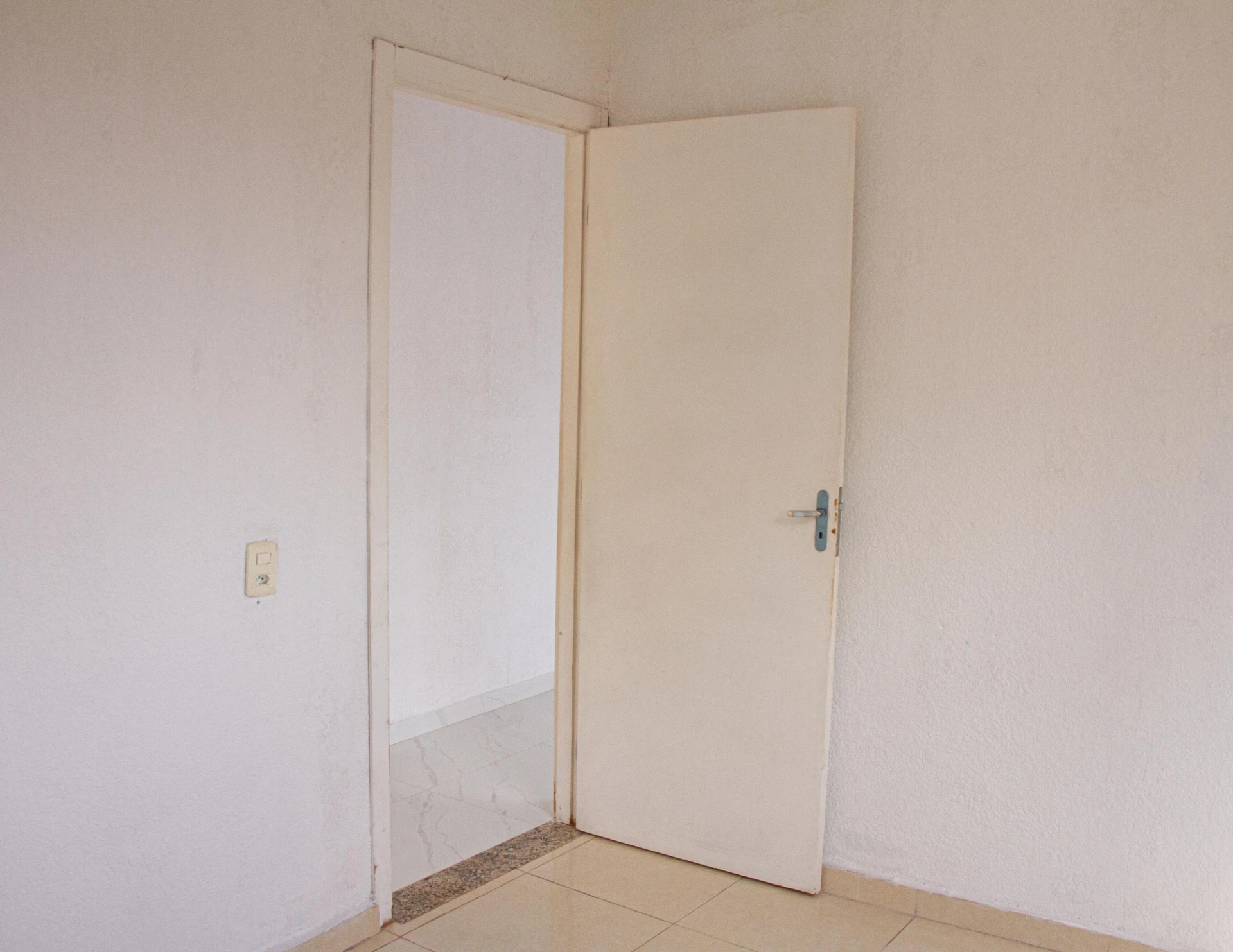 Unfurnished 2-bedroom apartment with pet-friendly policy — photo 11