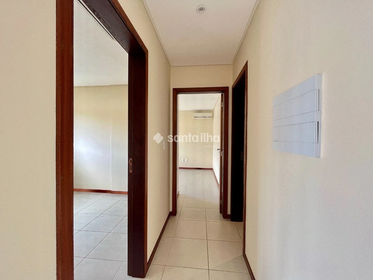 Balcony with a grill in a 2-bedroom apartment, 73 m² — photo 8