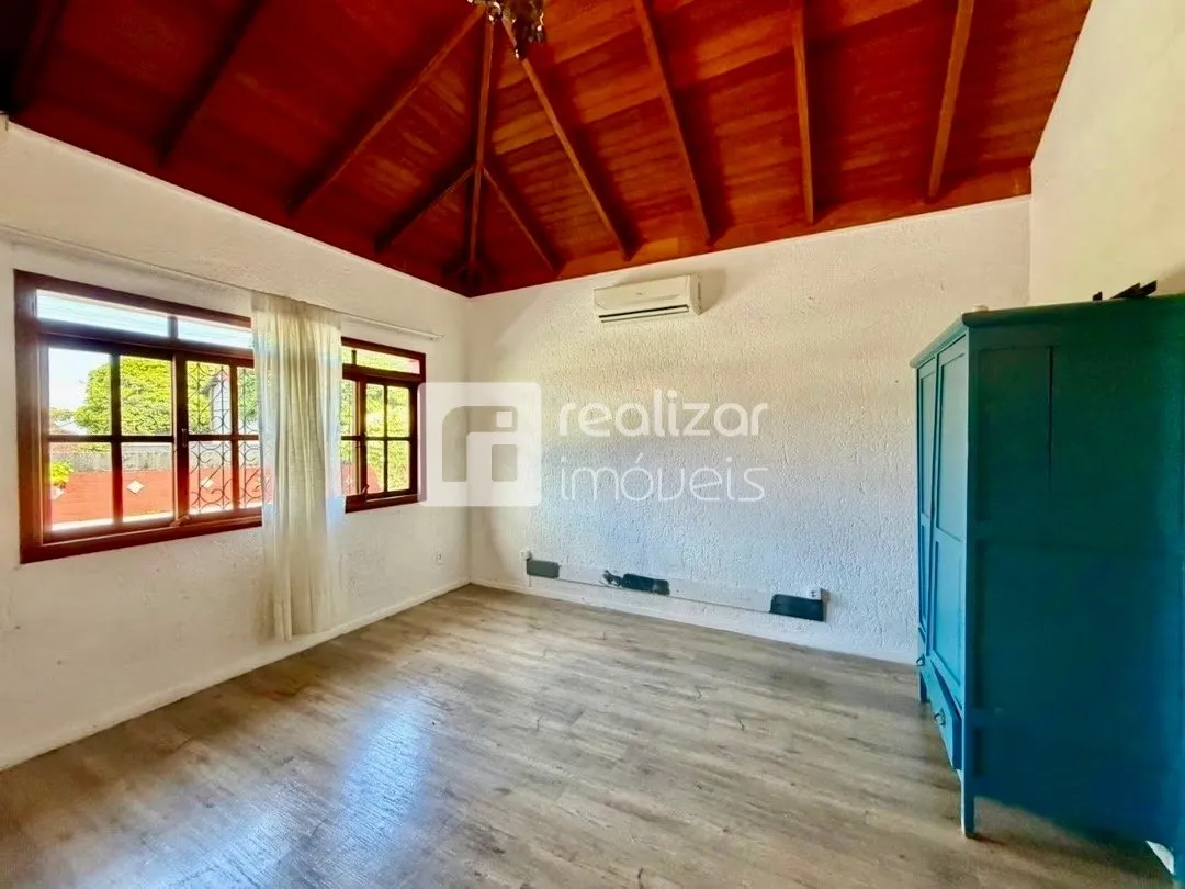 House with 4 bedrooms and a private garden